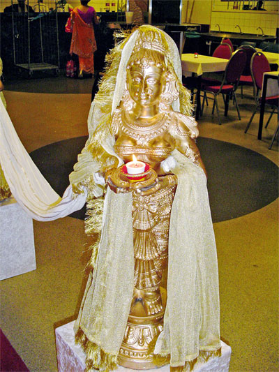 WEDDING WELCOME LADY STATUE
