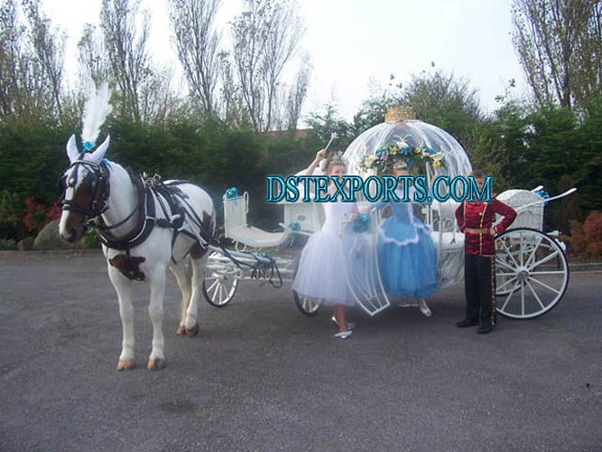 BEAUTIFUL COVERED CINDERALA HORSE DRAWN CARRIAGE